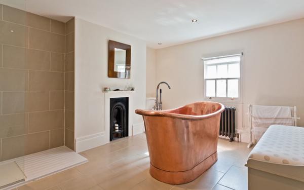 Clarendon House, Woodford Green, Essex, London Giá: 1,25 triệu bảng Anh Phòng tắm này mang phong cách thiết kế từ năm 1780.